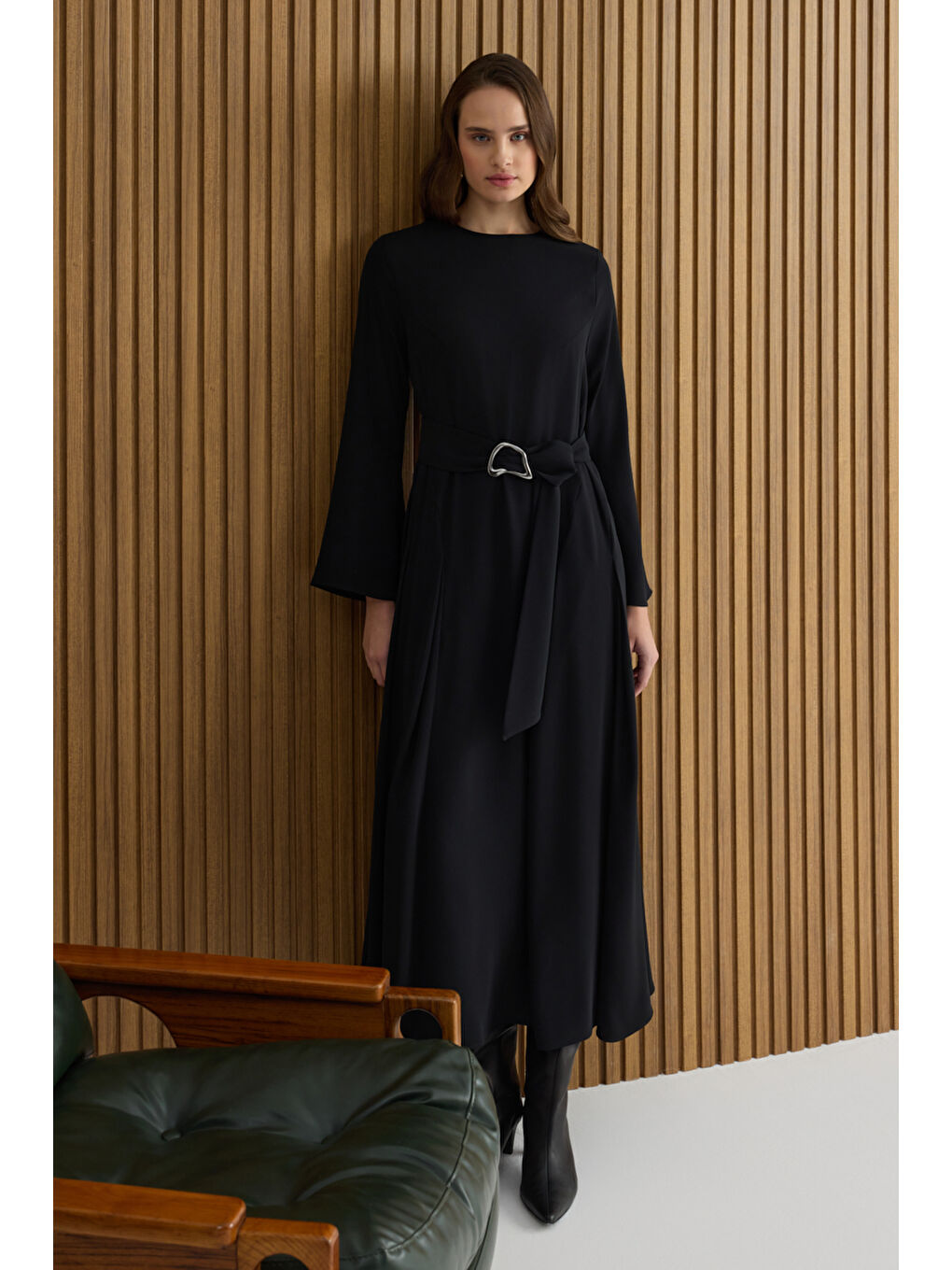 Siyah Metal Tokalı Krep Elbise