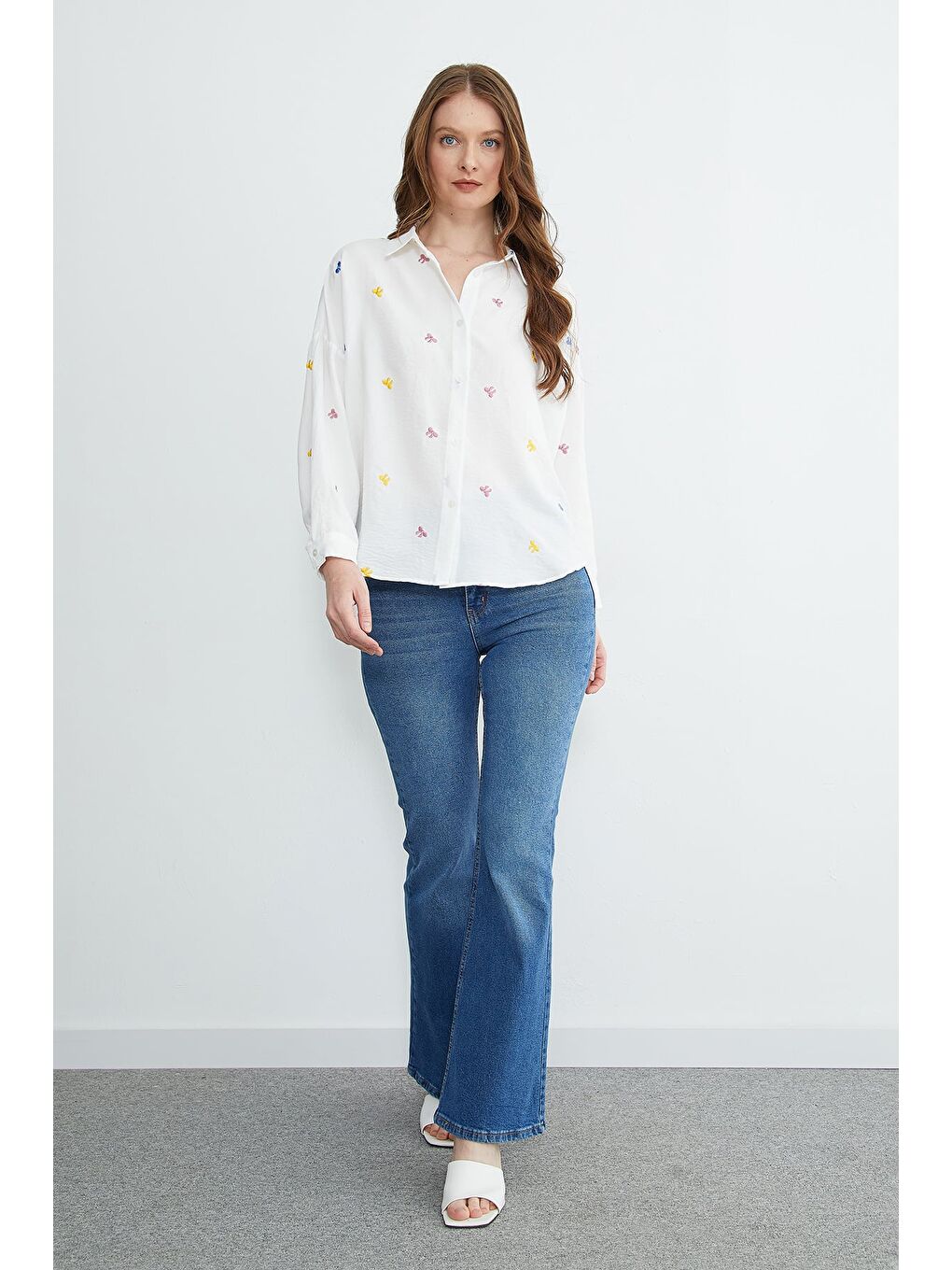 Beyaz Fiyonk Nakışlı Oversize Gömlek-3
