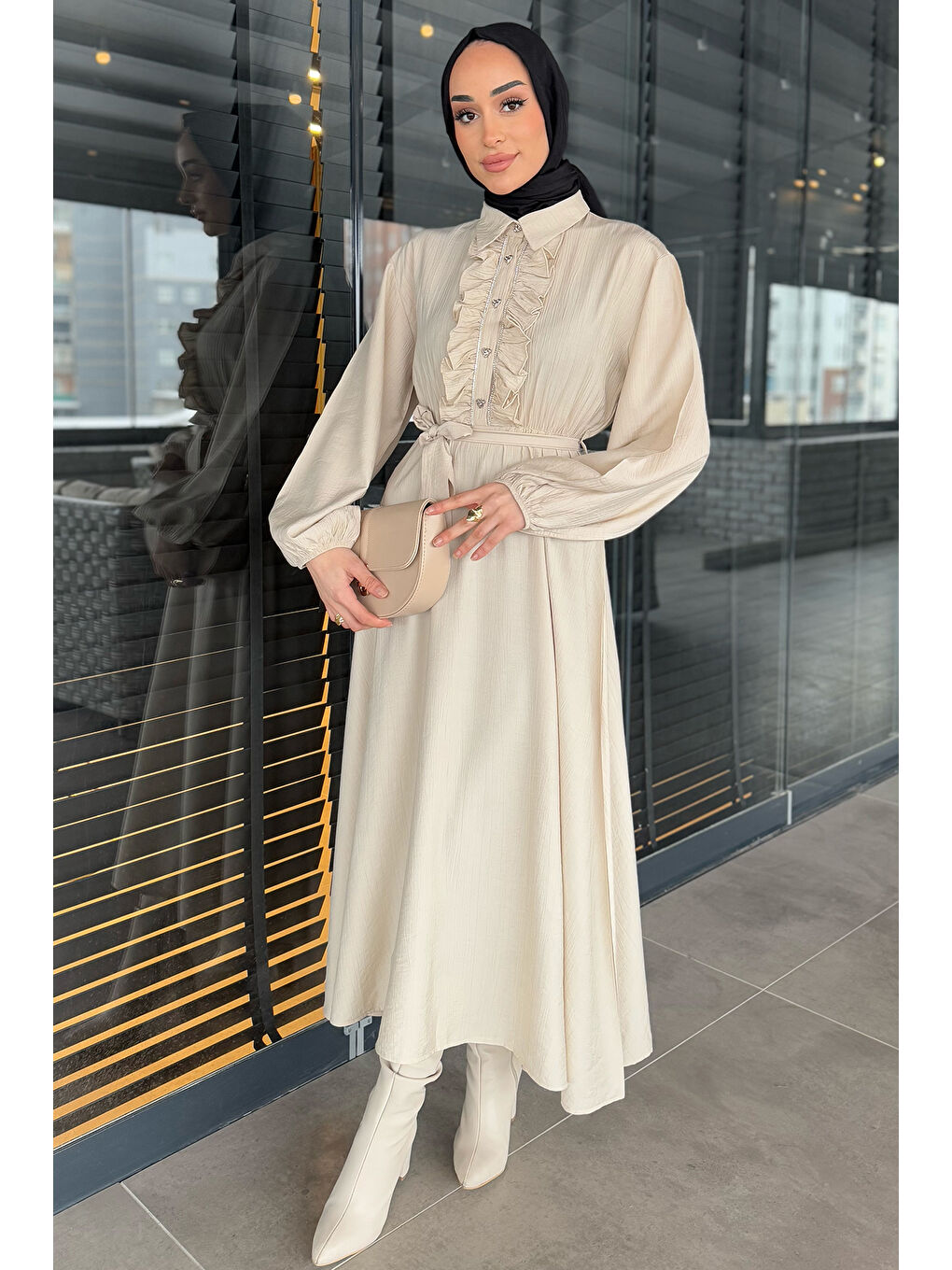 Bej Yaka Fırfır Ve Taş Detaylı Bel Kuşaklı Kadın Tesettür Elbise