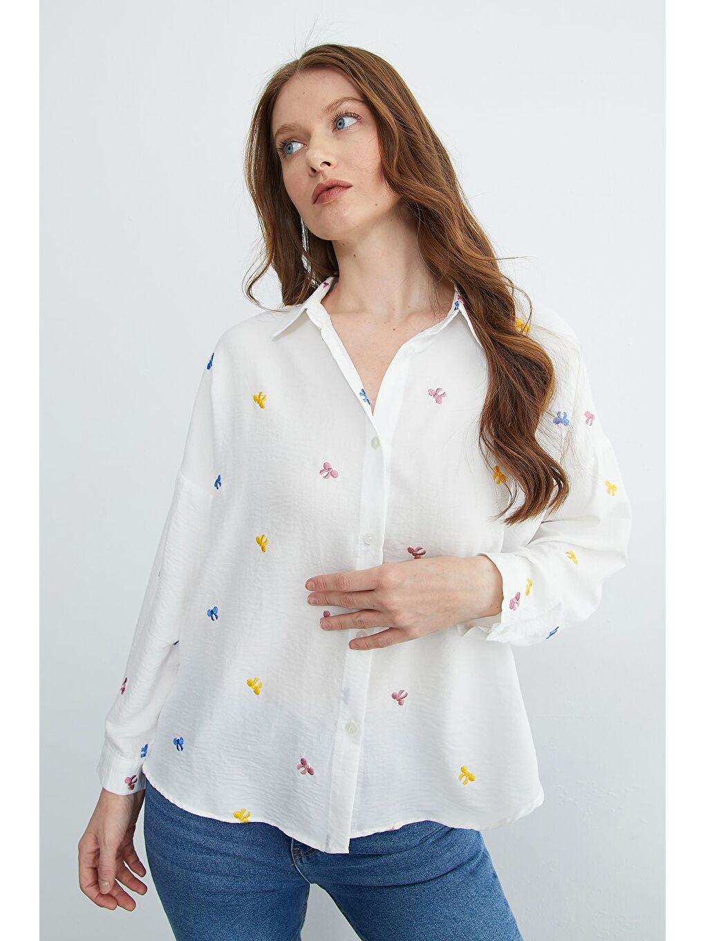Beyaz Fiyonk Nakışlı Oversize Gömlek-4
