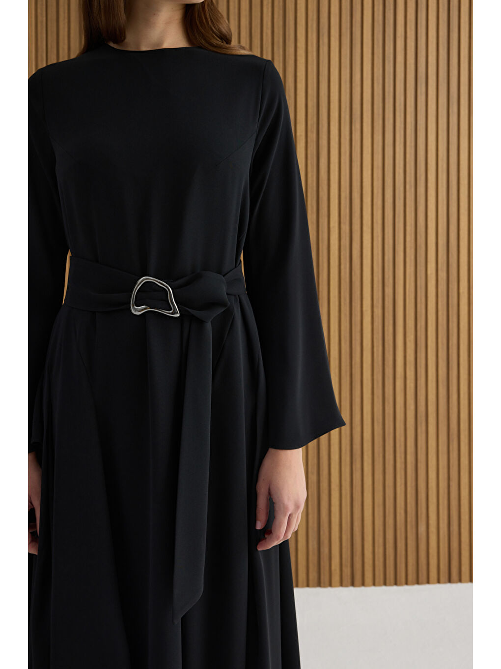 Siyah Metal Tokalı Krep Elbise-5