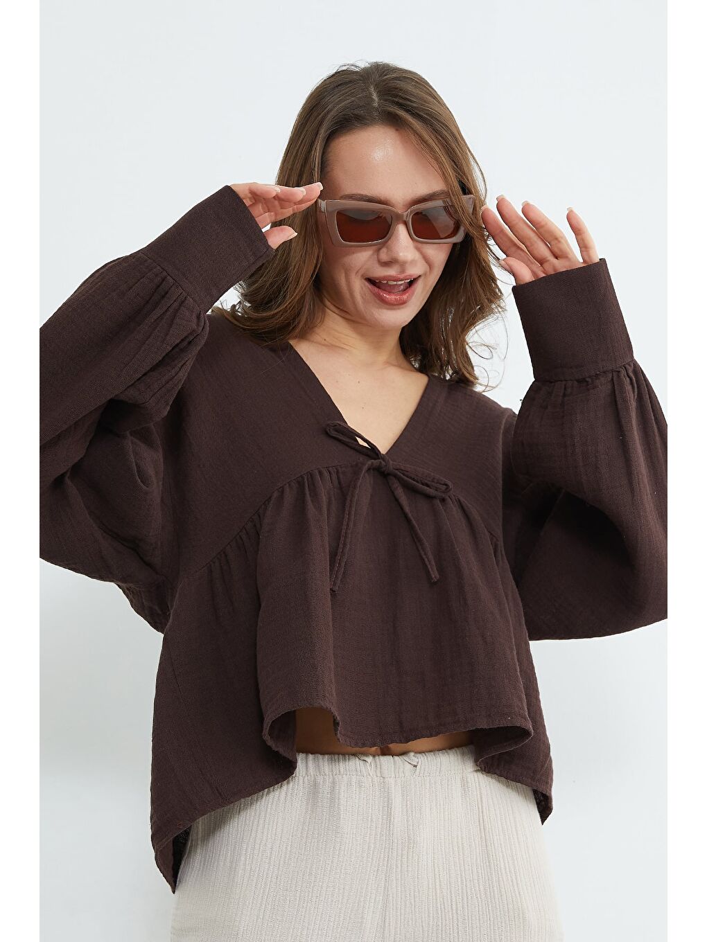 Kahverengi Bağlama Detaylı V Yaka Müslin Kumaş Bluz