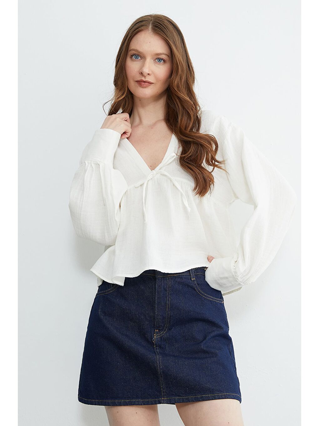 Ekru Bağlama Detaylı V Yaka Müslin Kumaş Bluz-2