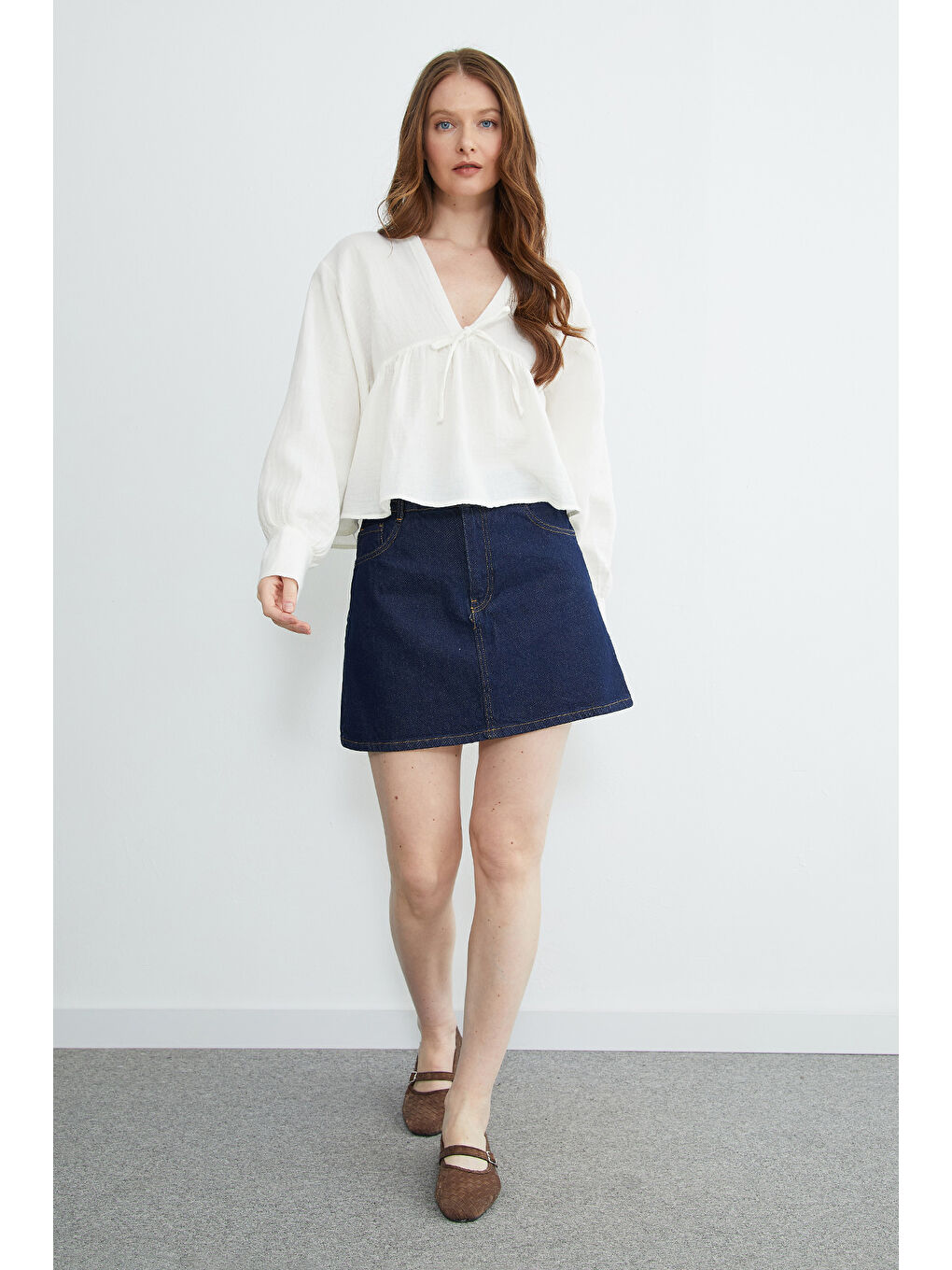 Ekru Bağlama Detaylı V Yaka Müslin Kumaş Bluz-3