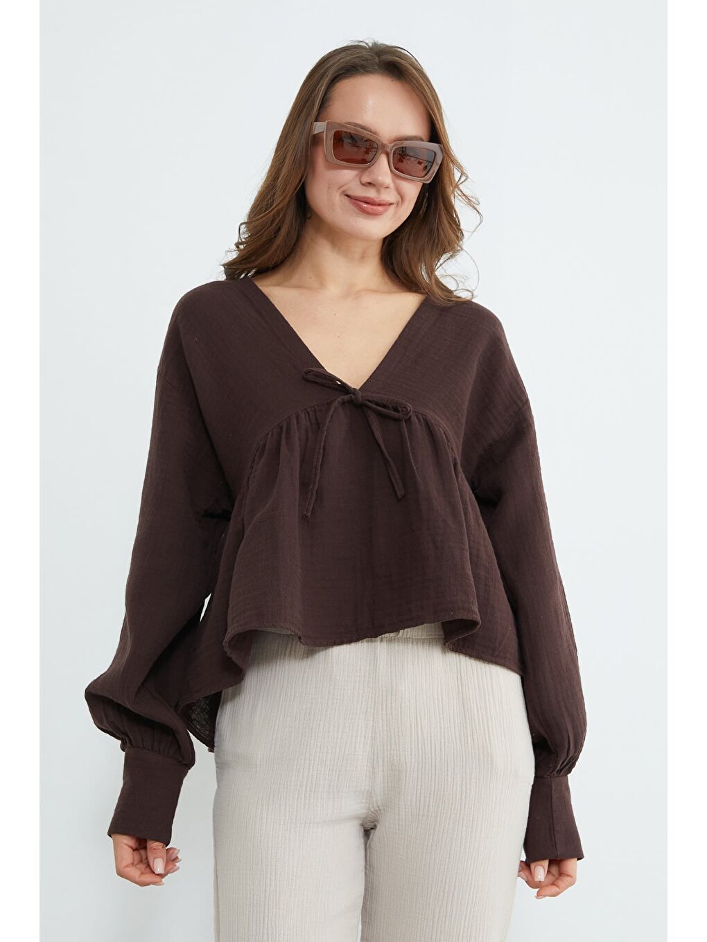 Kahverengi Bağlama Detaylı V Yaka Müslin Kumaş Bluz-1