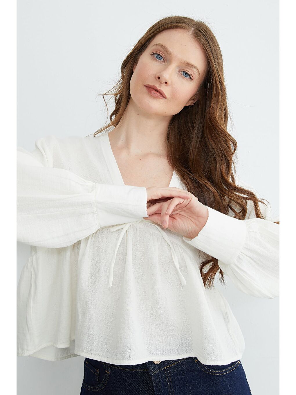 Ekru Bağlama Detaylı V Yaka Müslin Kumaş Bluz-4