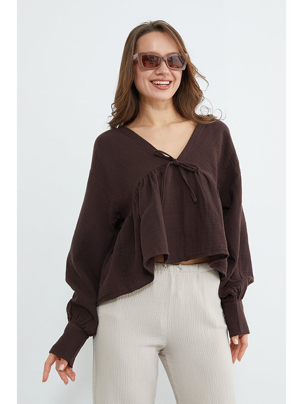 Kahverengi Bağlama Detaylı V Yaka Müslin Kumaş Bluz-2