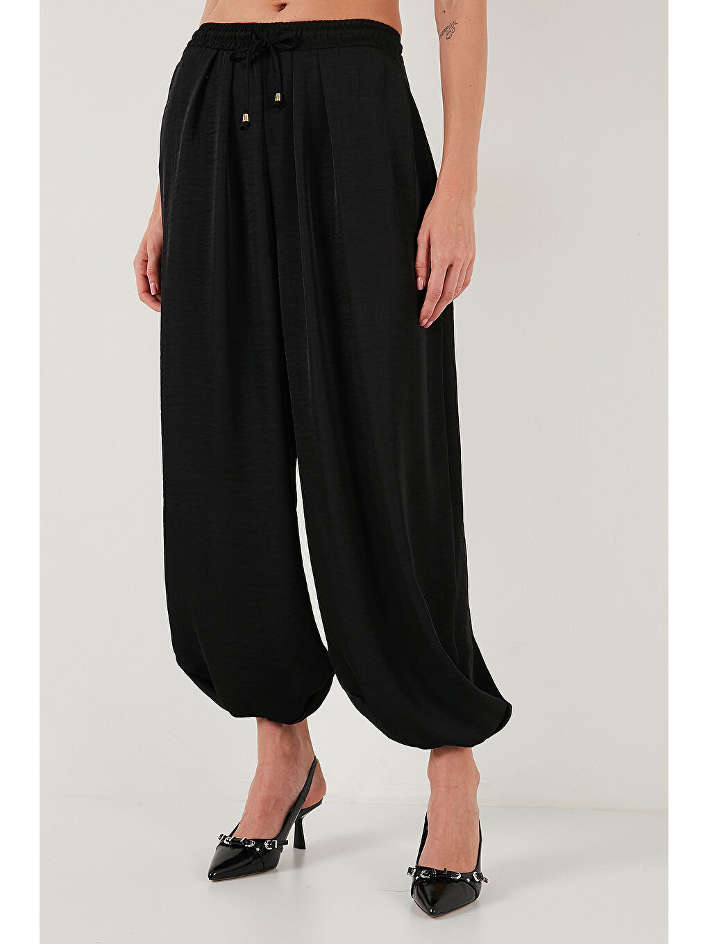 Siyah Oversize Bağlamalı Balon Paça Saten Şalvar Pantolon 68351199-2