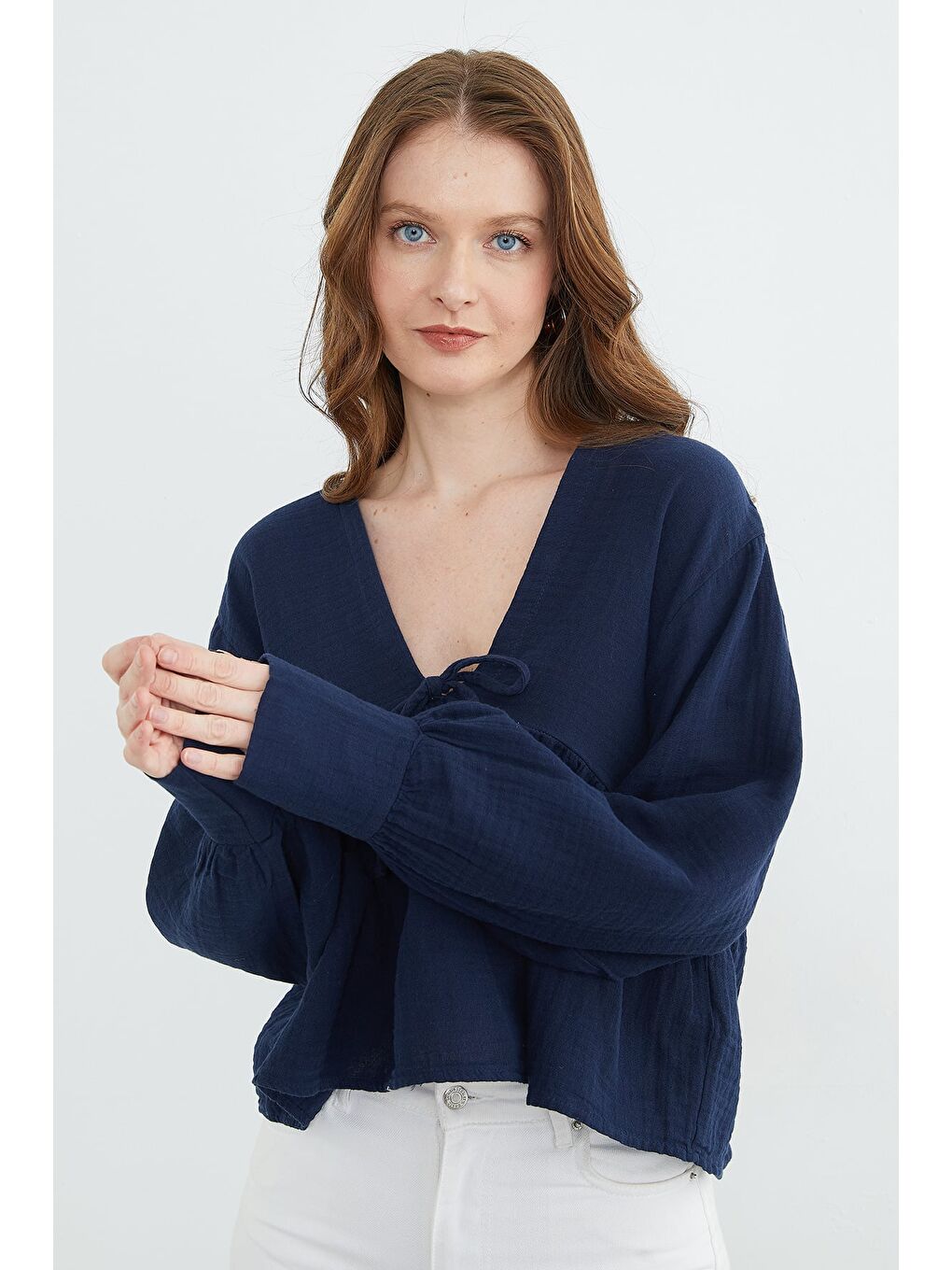 Lacivert Bağlama Detaylı V Yaka Müslin Kumaş Bluz-1