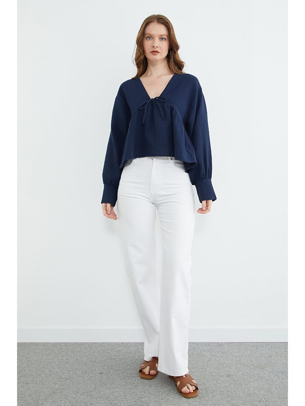 Lacivert Bağlama Detaylı V Yaka Müslin Kumaş Bluz-2