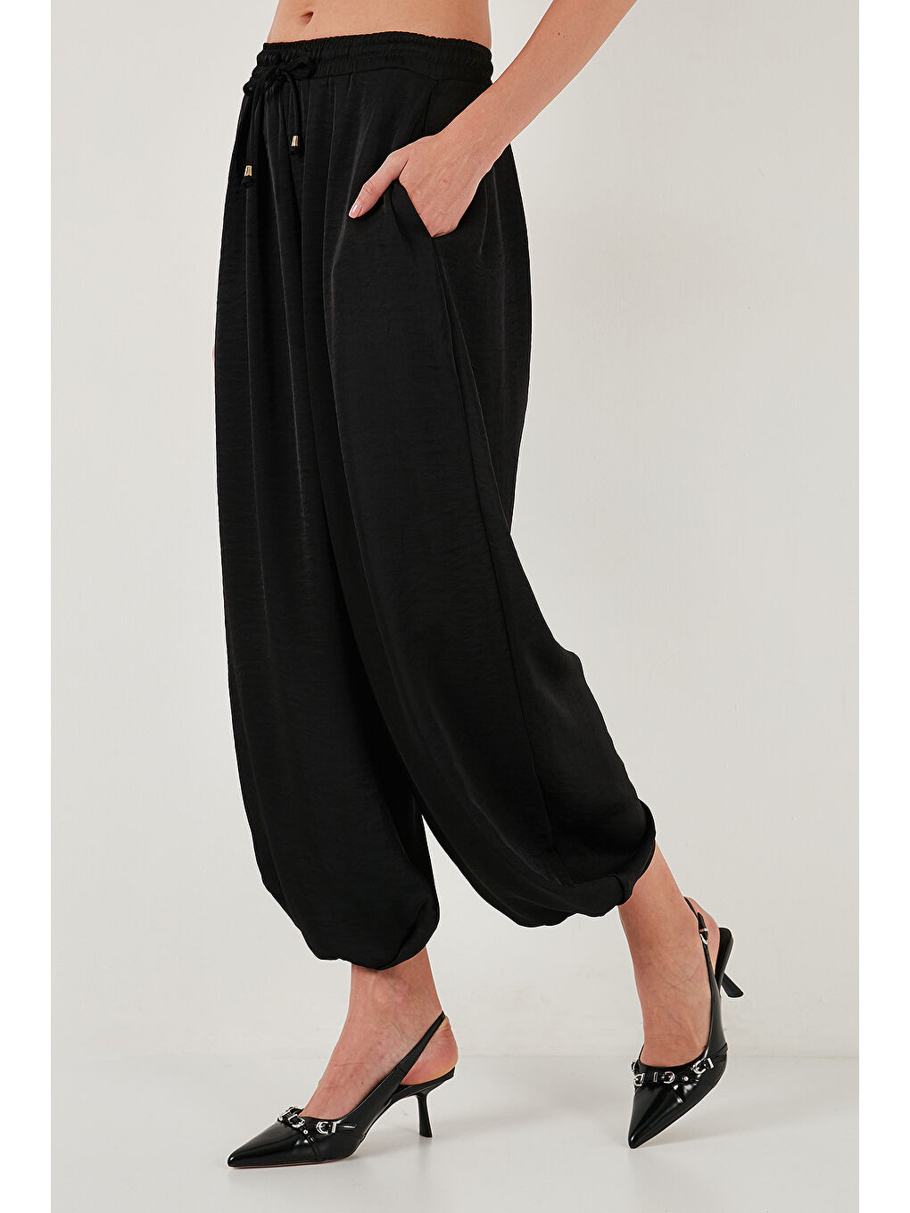 Siyah Oversize Bağlamalı Balon Paça Saten Şalvar Pantolon 68351199-3