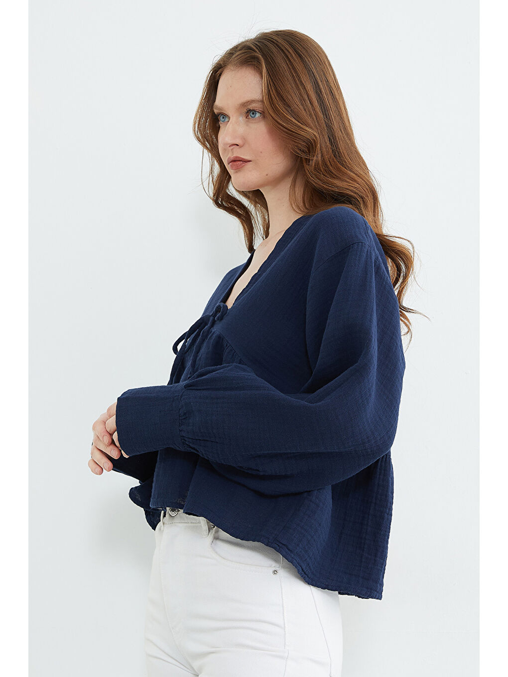 Lacivert Bağlama Detaylı V Yaka Müslin Kumaş Bluz-3