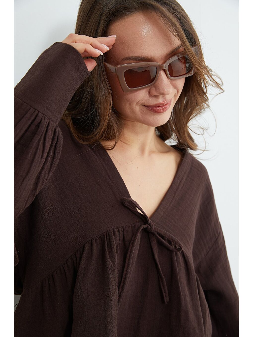 Kahverengi Bağlama Detaylı V Yaka Müslin Kumaş Bluz-4