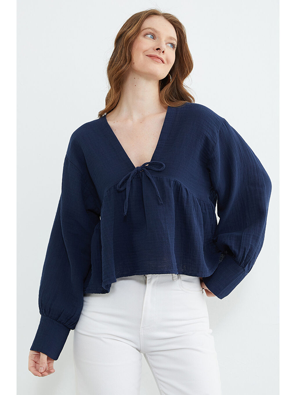 Lacivert Bağlama Detaylı V Yaka Müslin Kumaş Bluz-4