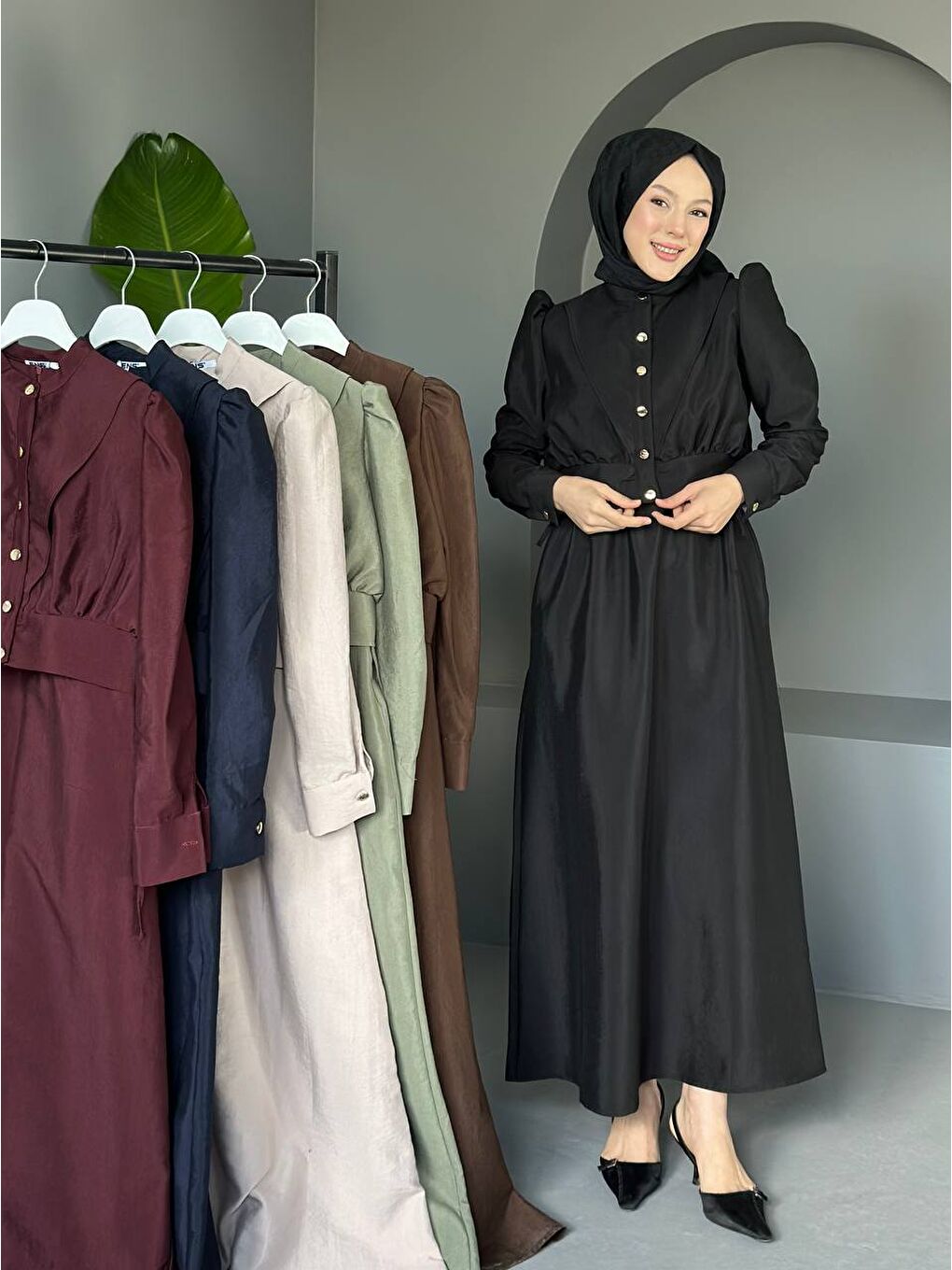 Siyah Kadın Büzgülü Balon Kol Düğmeli Uzun Elbise