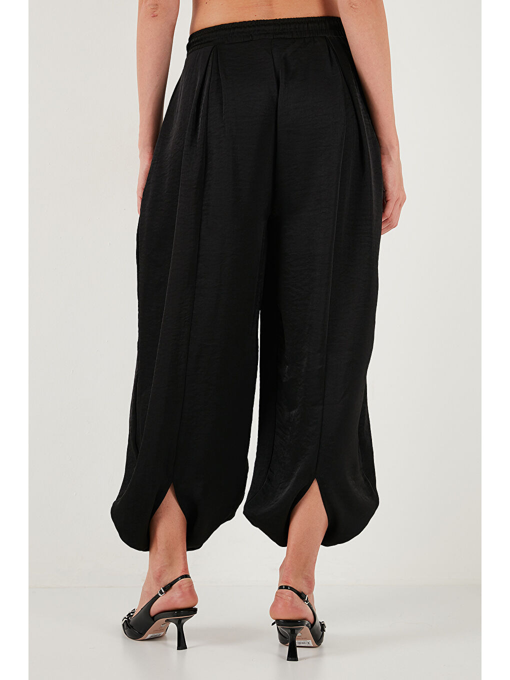 Siyah Oversize Bağlamalı Balon Paça Saten Şalvar Pantolon 68351199-5