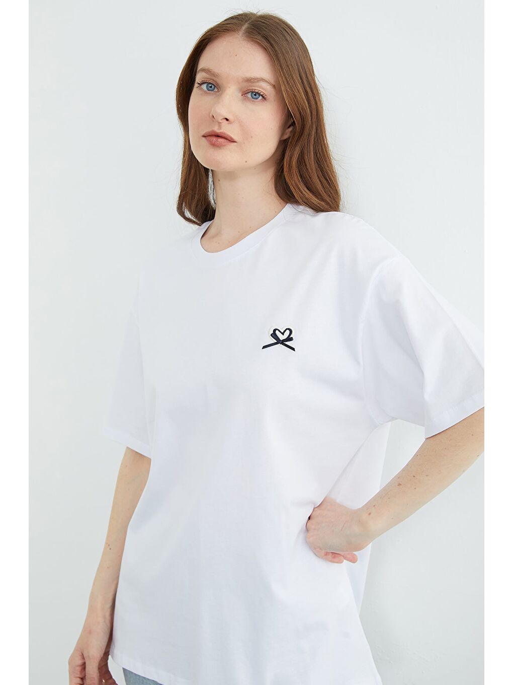 Beyaz Kalp Nakışlı Bisiklet Yaka Salaş Tişört-1