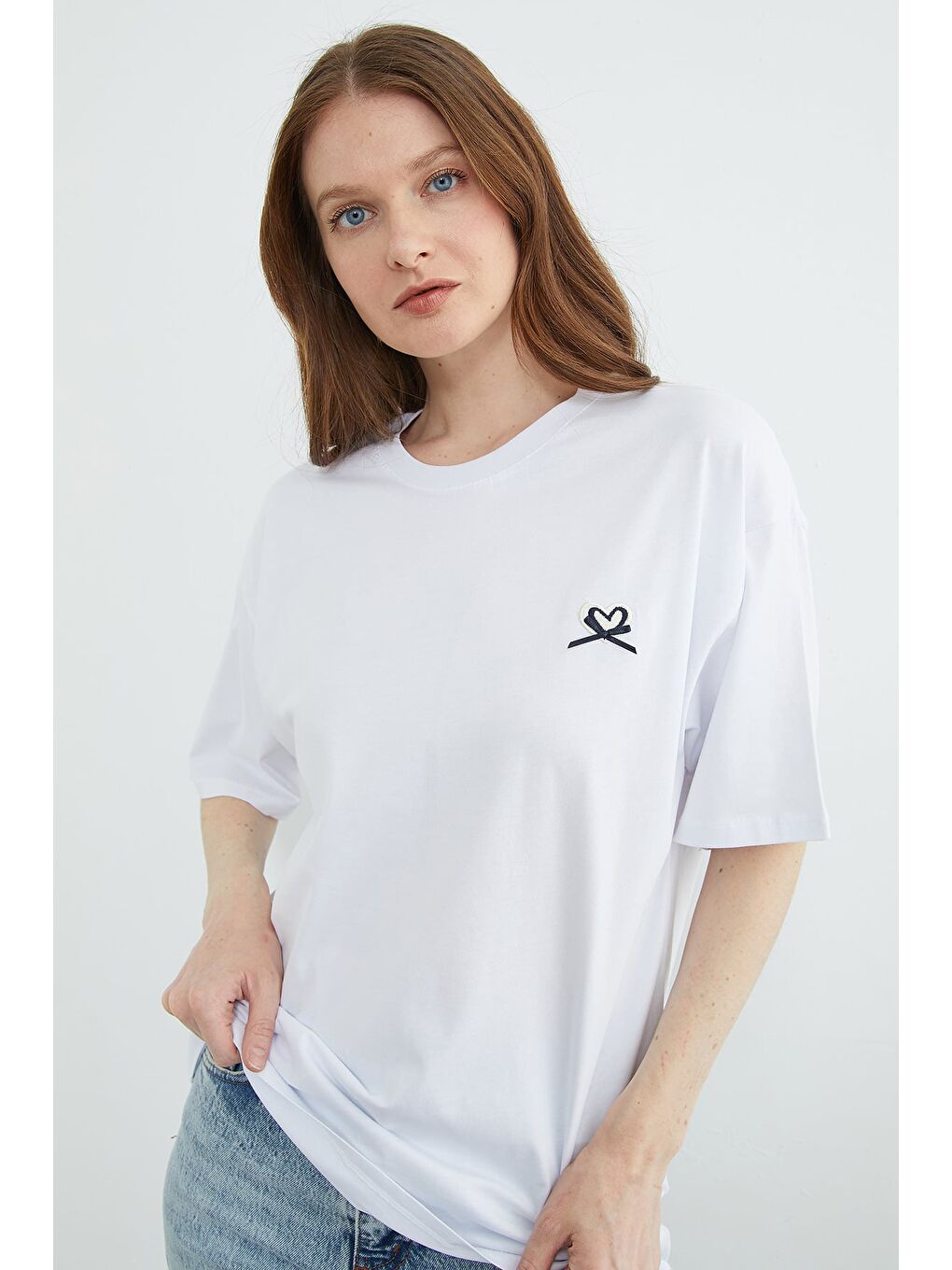 Beyaz Kalp Nakışlı Bisiklet Yaka Salaş Tişört-2