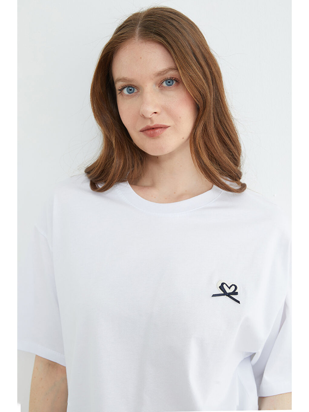 Beyaz Kalp Nakışlı Bisiklet Yaka Salaş Tişört-3