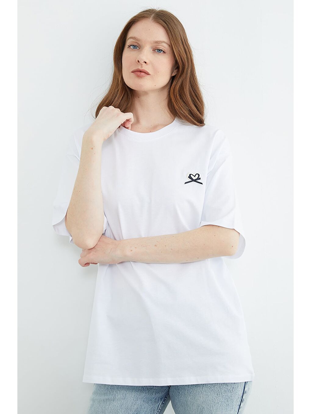 Beyaz Kalp Nakışlı Bisiklet Yaka Salaş Tişört-4