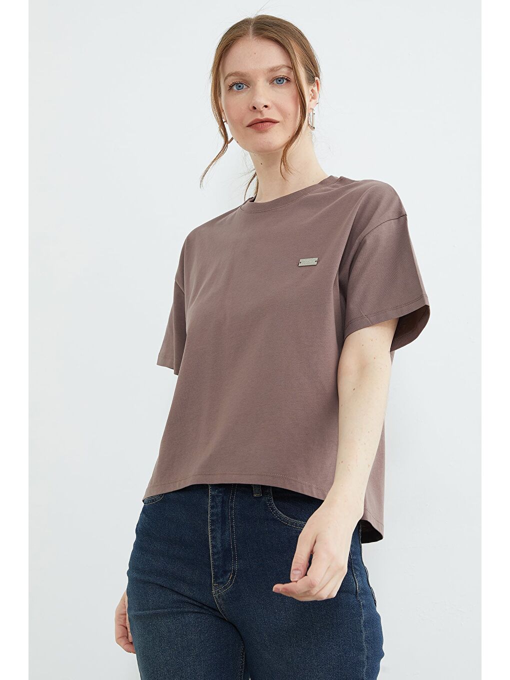 Bej Metal Aksesuarlı Bisiklet Yaka Yırtmaçlı Tişört-2