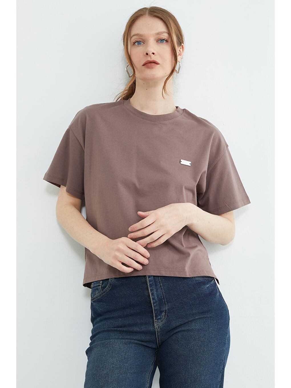 Bej Metal Aksesuarlı Bisiklet Yaka Yırtmaçlı Tişört-3