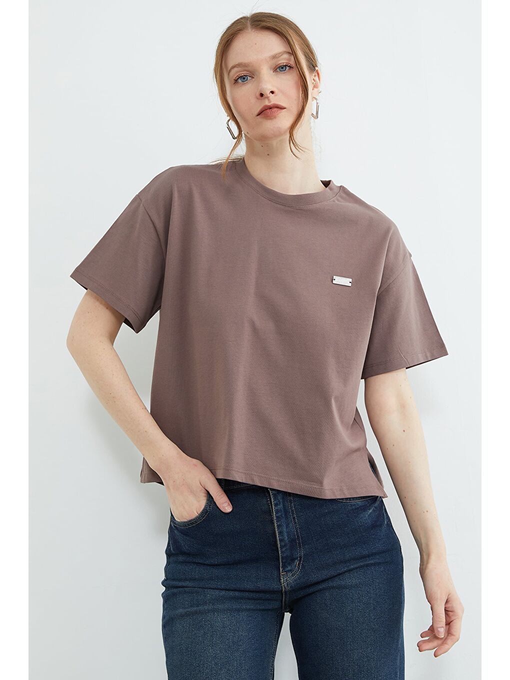 Bej Metal Aksesuarlı Bisiklet Yaka Yırtmaçlı Tişört-4