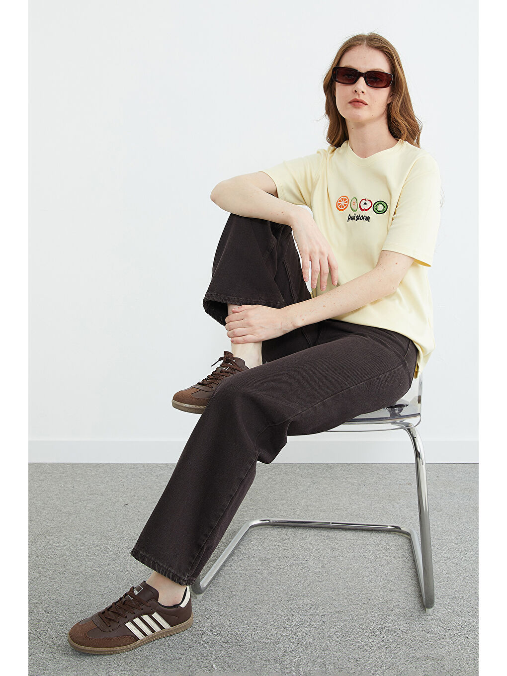 Sarı Meyve Nakışlı Bisiklet Yaka Tişört-1