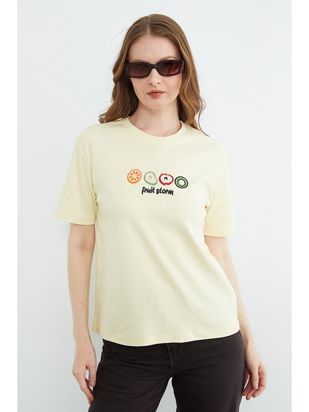 Sarı Meyve Nakışlı Bisiklet Yaka Tişört-2