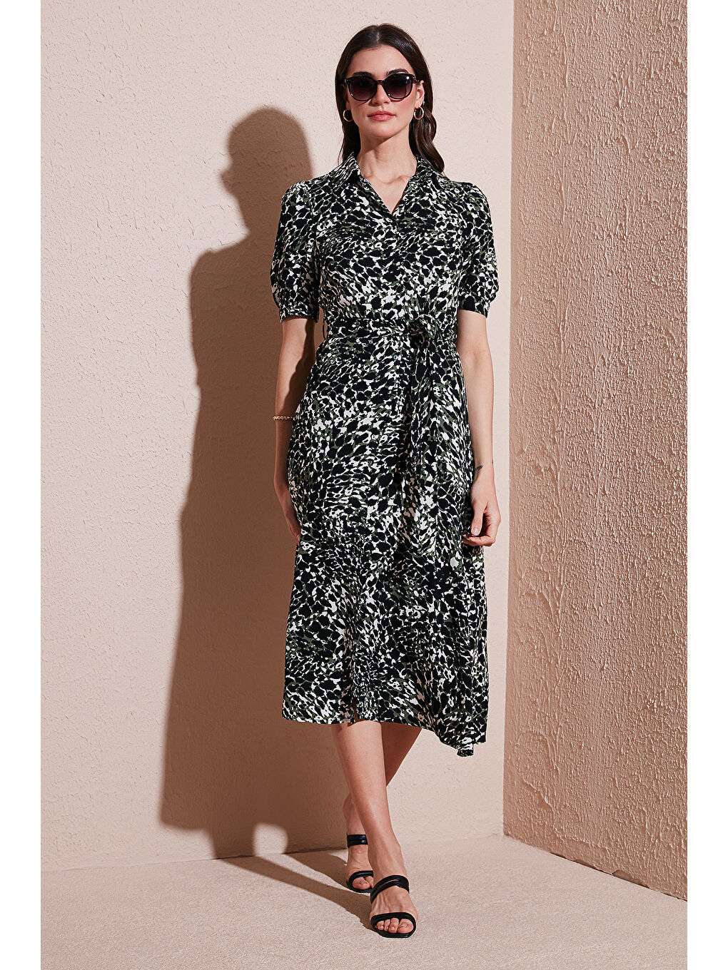 Yeşil Desenli Relaxed Fit Balon Kol Yırtmaçlı Kemerli Midi Boy Kadın Elbise 67810558-1