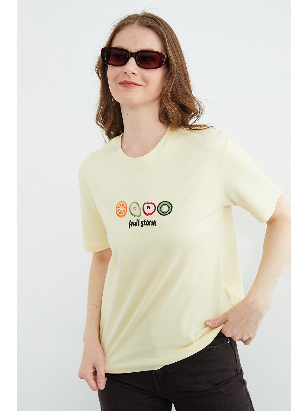 Sarı Meyve Nakışlı Bisiklet Yaka Tişört-3