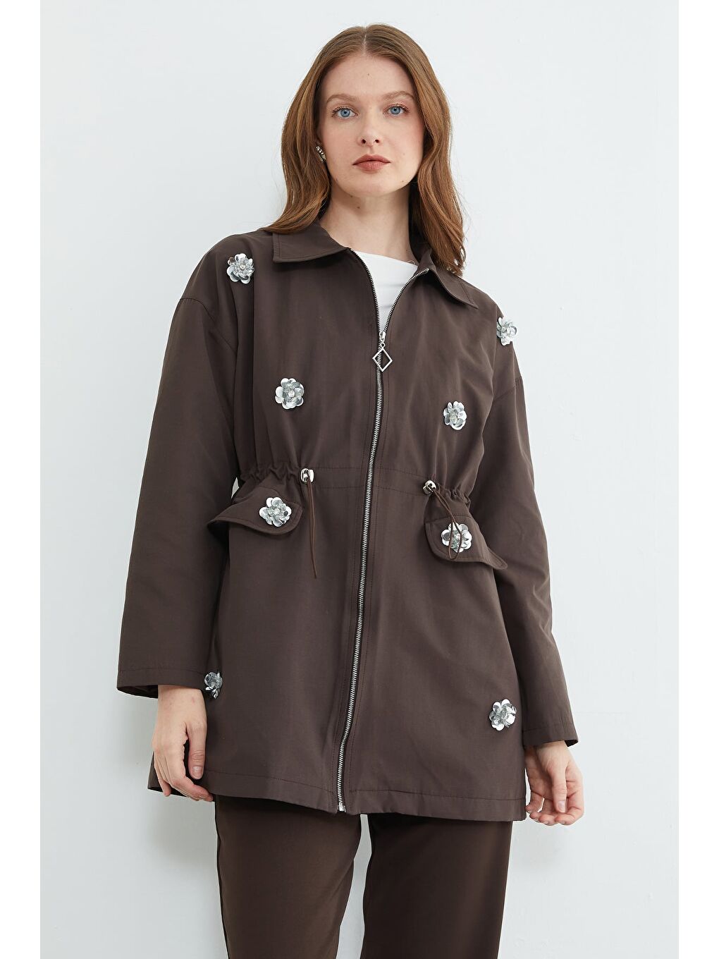 Kahverengi Çiçek İşlemeli Beli Lastikli Trençkot