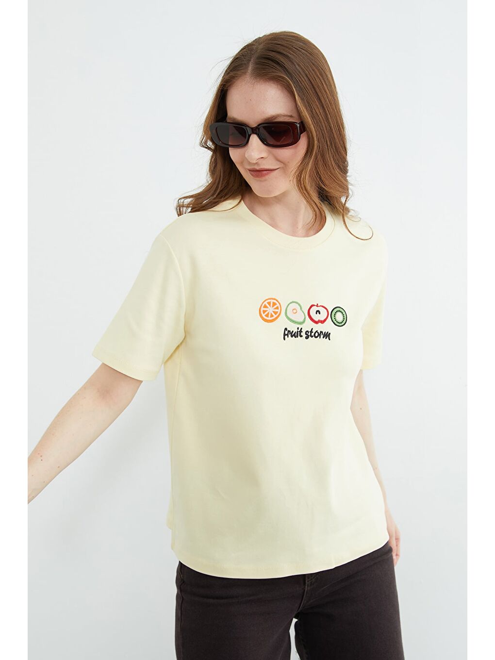 Sarı Meyve Nakışlı Bisiklet Yaka Tişört-4