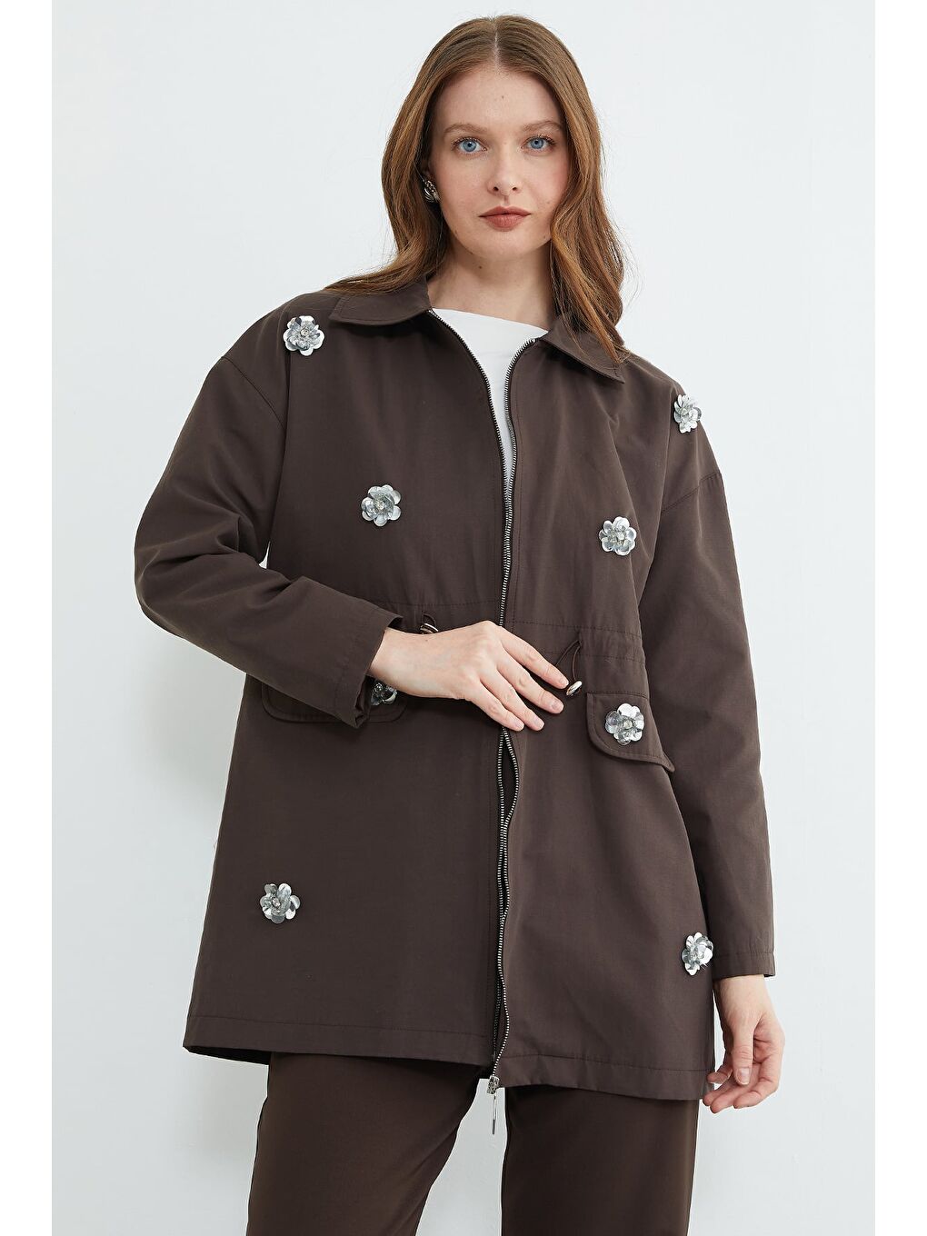 Kahverengi Çiçek İşlemeli Beli Lastikli Trençkot-1