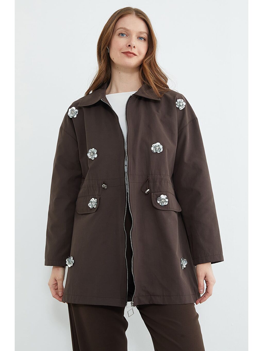 Kahverengi Çiçek İşlemeli Beli Lastikli Trençkot-2