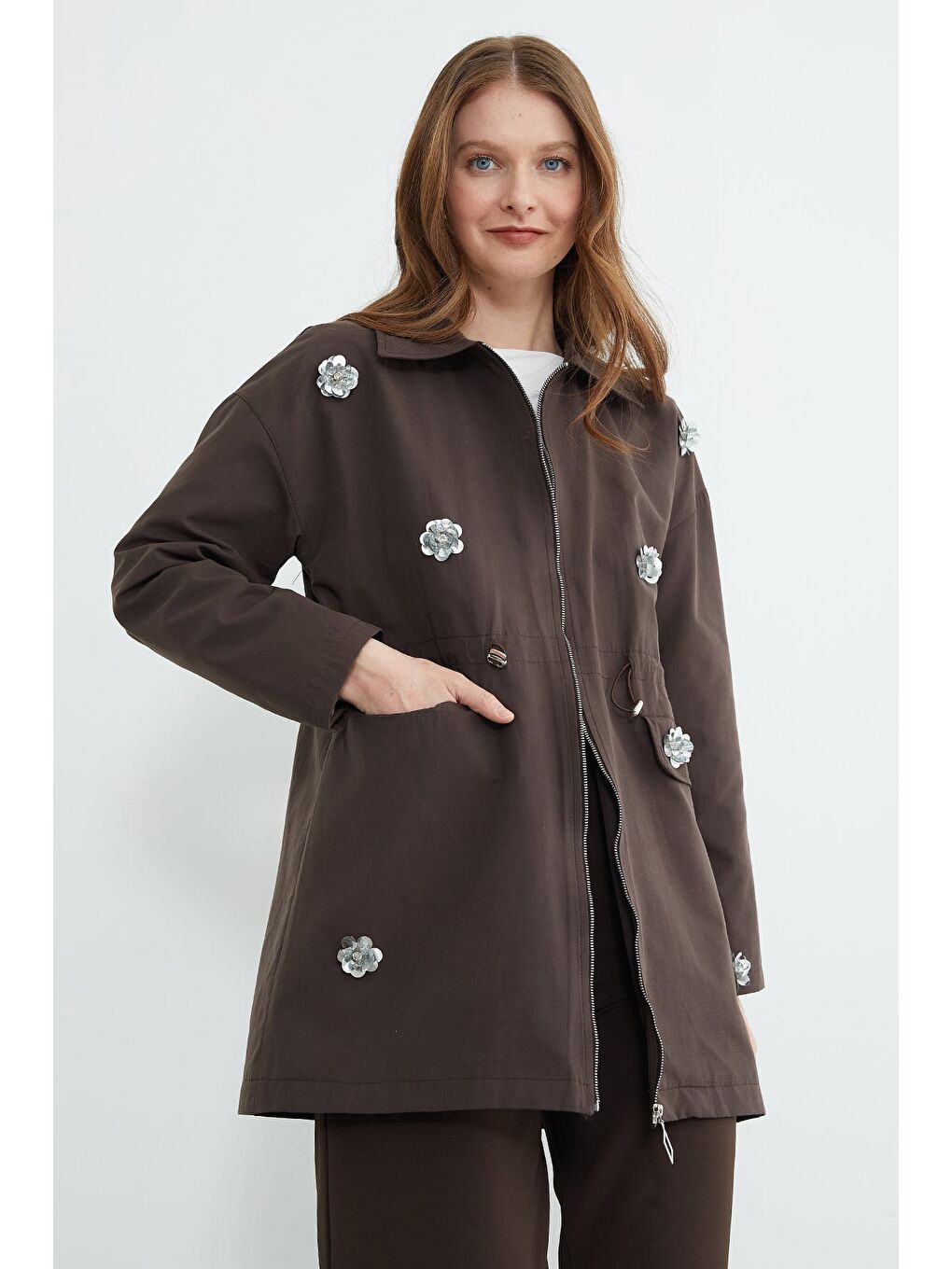 Kahverengi Çiçek İşlemeli Beli Lastikli Trençkot-3