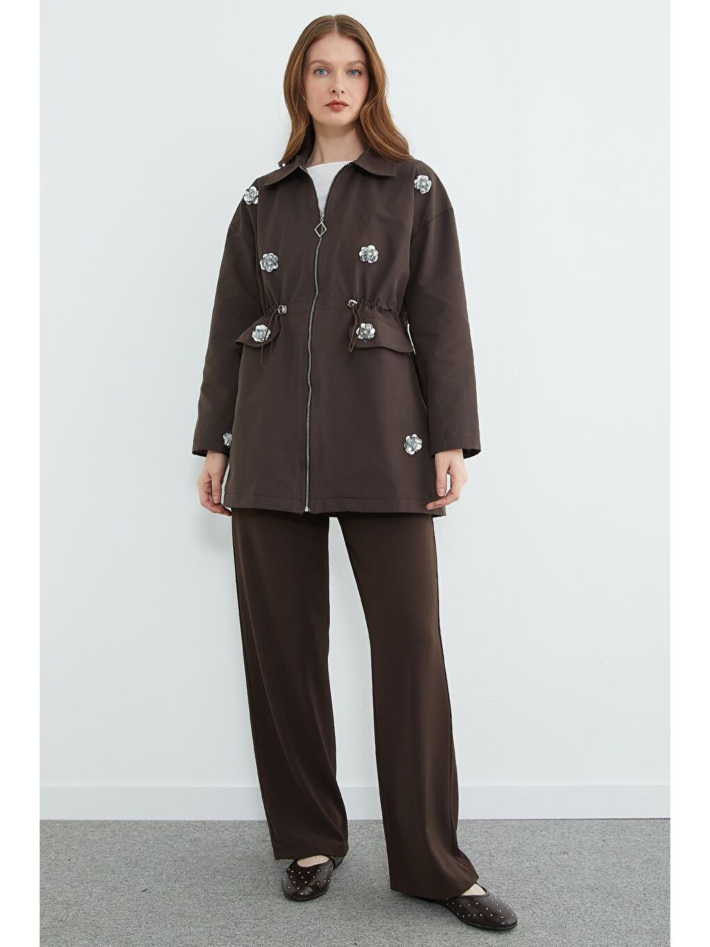 Kahverengi Çiçek İşlemeli Beli Lastikli Trençkot-4