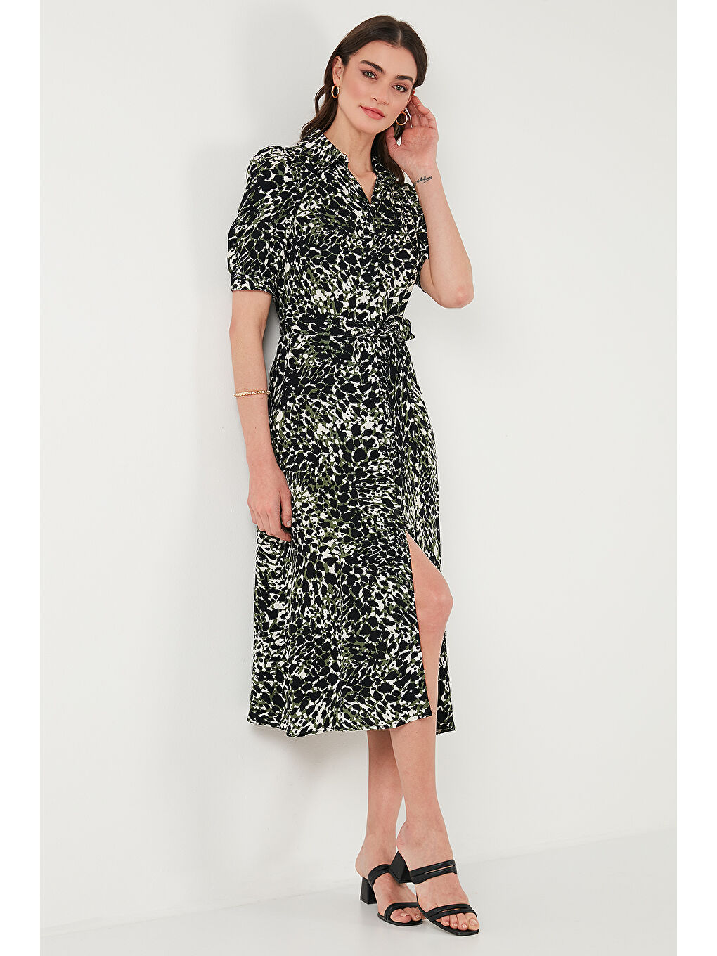 Yeşil Desenli Relaxed Fit Balon Kol Yırtmaçlı Kemerli Midi Boy Kadın Elbise 67810558-2