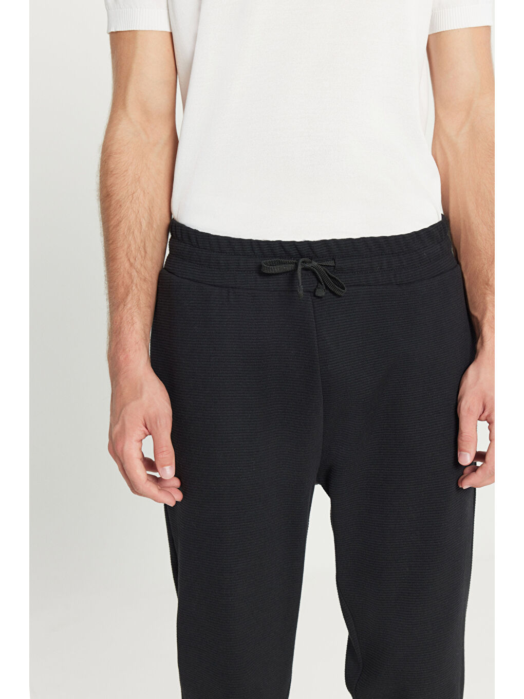 Erkek Siyah Pamuklu Standart Fit Beli Bağlamalı Desenli Yan Cepli Eşofman Altı-3