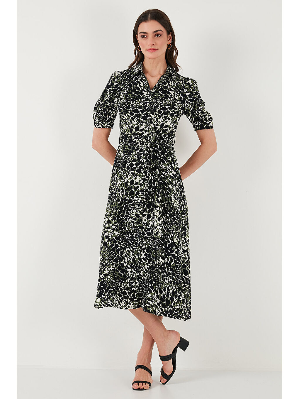 Yeşil Desenli Relaxed Fit Balon Kol Yırtmaçlı Kemerli Midi Boy Kadın Elbise 67810558-3