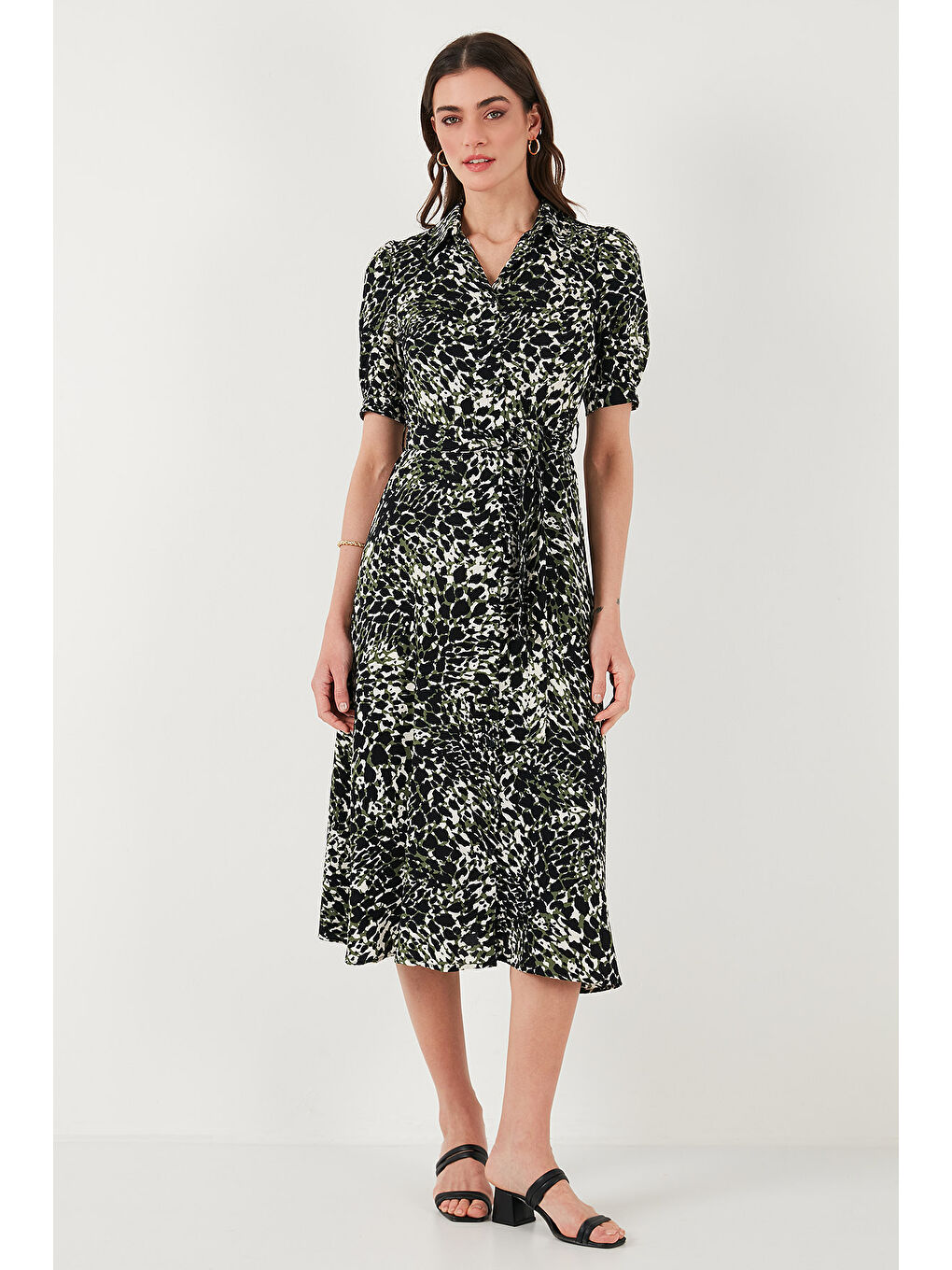 Yeşil Desenli Relaxed Fit Balon Kol Yırtmaçlı Kemerli Midi Boy Kadın Elbise 67810558-4