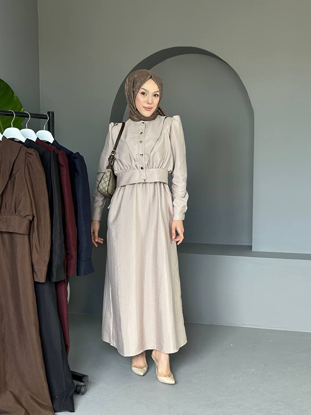 Bej Kadın Büzgülü Balon Kol Düğmeli Uzun Elbise