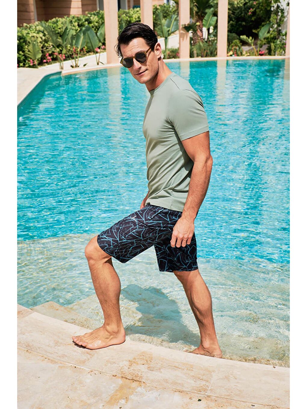 Desenli Siyah Kısa Erkek Havuz Ve Deniz Şortu 2428