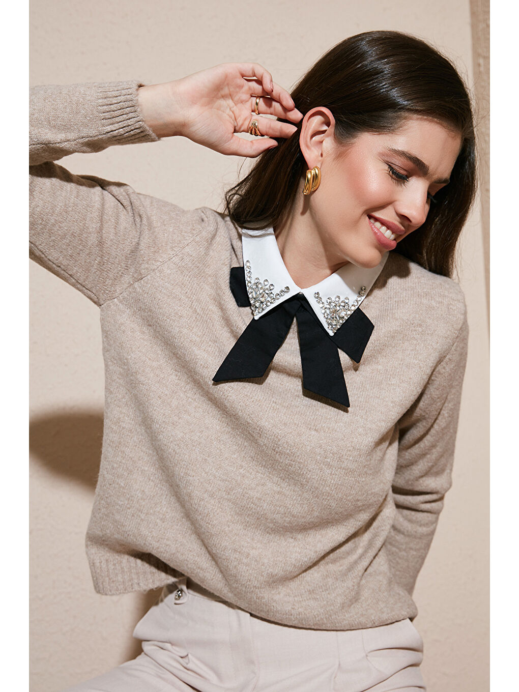 Bej Premium Regular Fit Gömlek Yaka Yumuşak Dokulu Fiyonk Detaylı Taşlı Kadın Kazak 680KZ00035