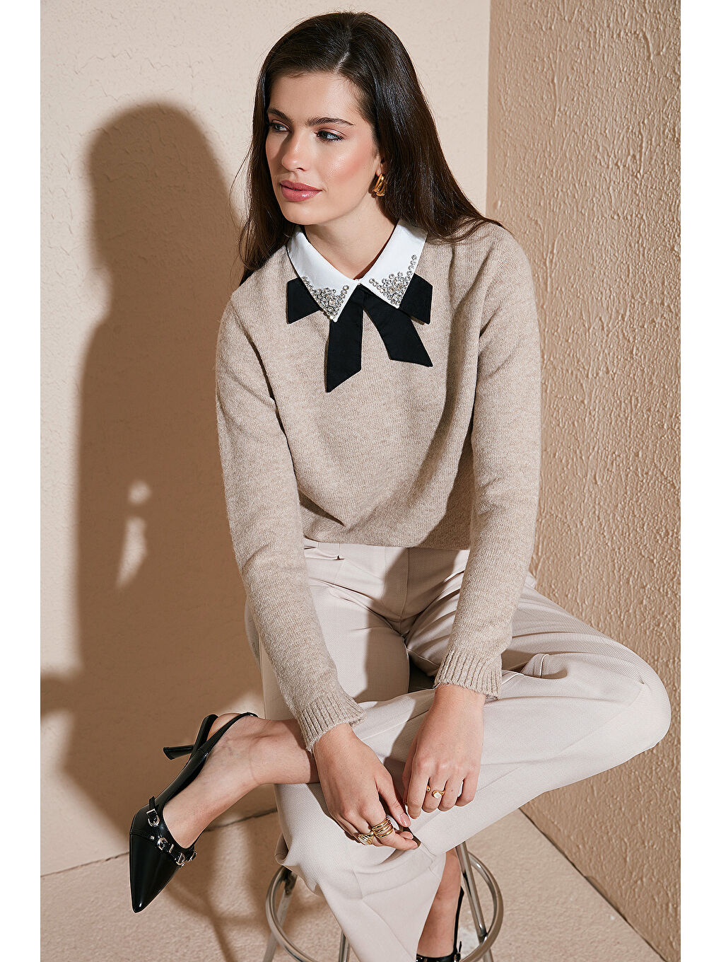 Bej Premium Regular Fit Gömlek Yaka Yumuşak Dokulu Fiyonk Detaylı Taşlı Kadın Kazak 680KZ00035-2