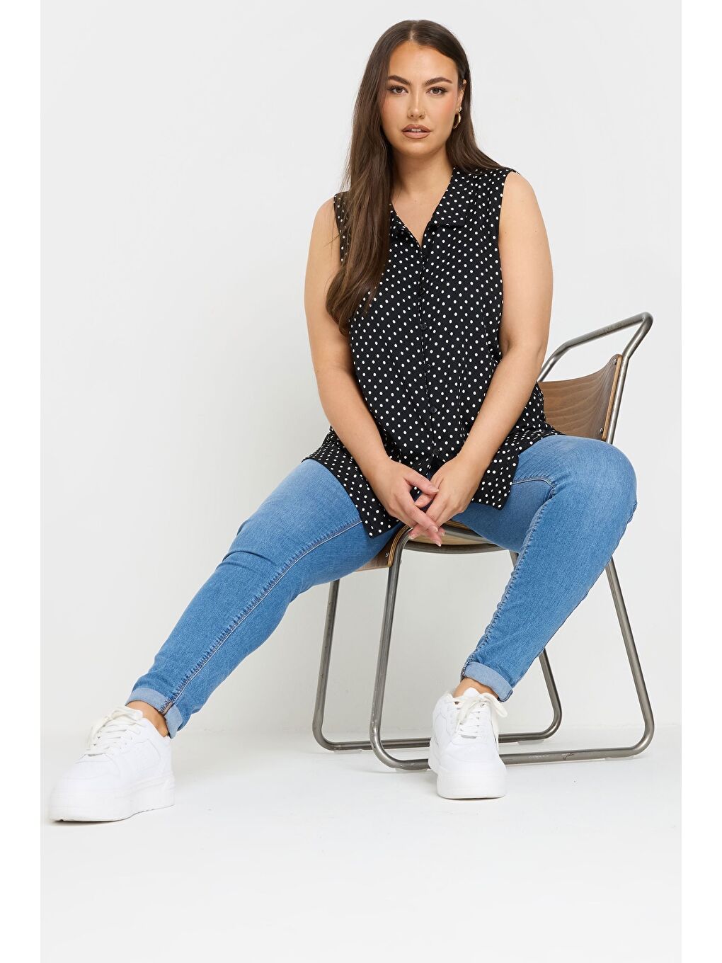 Siyah Büyük Beden Polo Yaka Sıfır Kol Düğmeli Puantiyeli T-shirt 303957-1