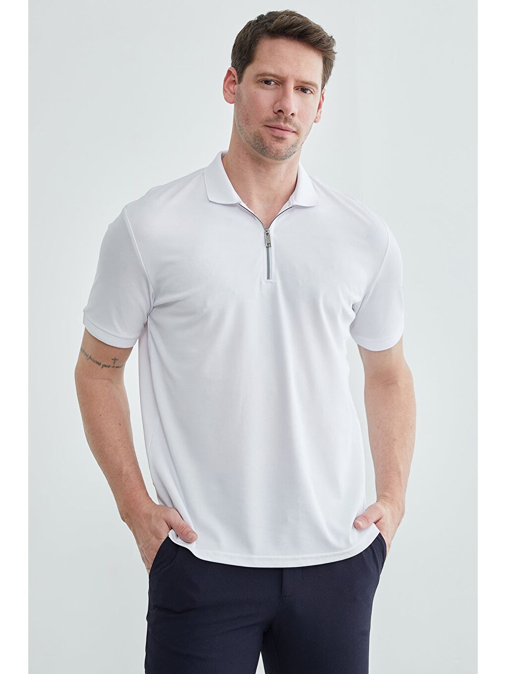 Beyaz Yarım Fermuarlı Polo Yaka Tişört