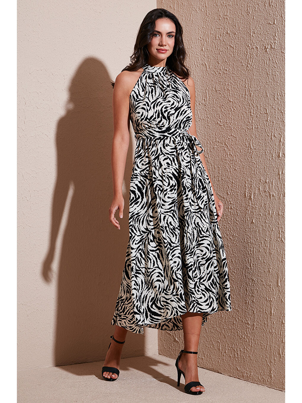 Siyah Desenli Regular Fit Halter Yaka Kemerli Midi Boy Kadın Elbise 6772030