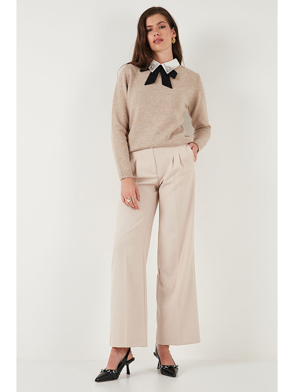 Bej Premium Regular Fit Gömlek Yaka Yumuşak Dokulu Fiyonk Detaylı Taşlı Kadın Kazak 680KZ00035-3