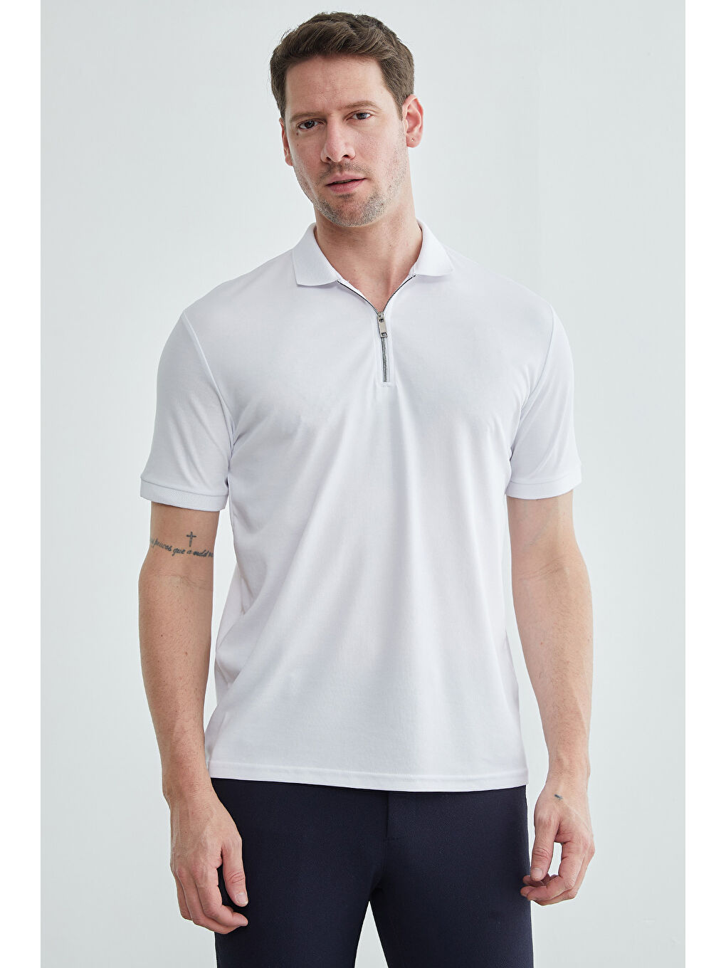 Beyaz Yarım Fermuarlı Polo Yaka Tişört-1